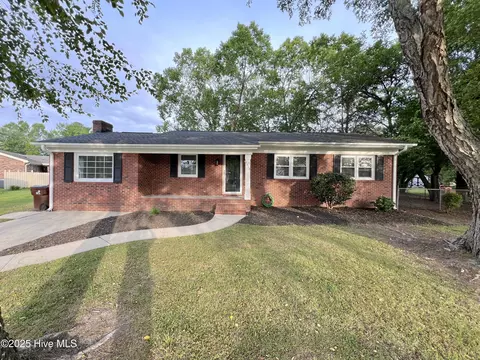 3354 Clubview Dr, Farmville, NC 27828
