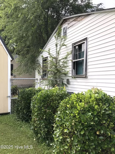 1414 Greenwood St, Scotland Neck, NC 27874