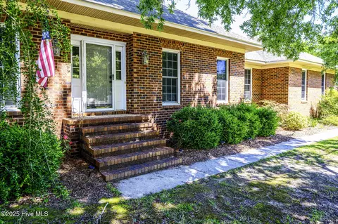 900 Leeward Dr, Trent Woods, NC 28562