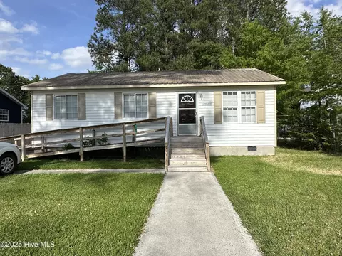 112 Poplar St, Wallace, NC 28466