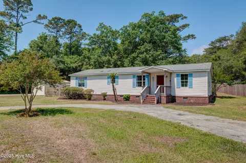 201 Susans Dr, Hampstead, NC 28443