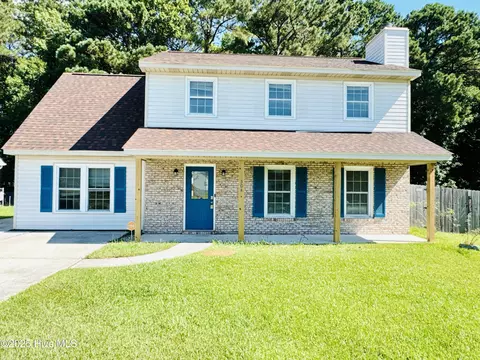 304 Pebble Ln, Jacksonville, NC 28546
