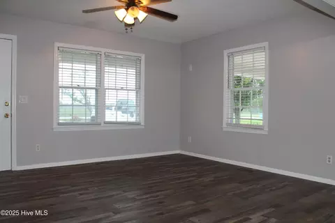 Living - 118 Turtle Shell Rd, Richlands, NC 28574 photo 2 of 2