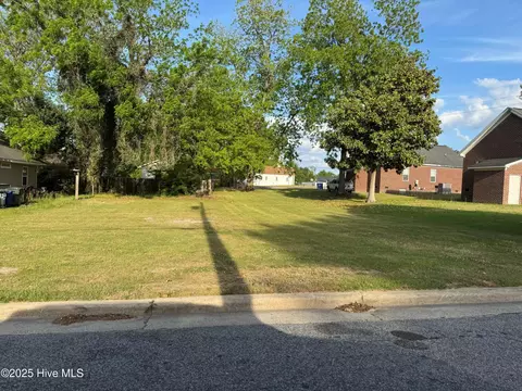 421 Nash St, Greenville, NC 27834