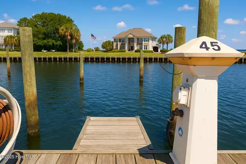 409 Island Dr #45, Beaufort, NC 28516