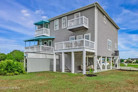 200 Twin Oaks Dr #B, Hampstead, NC 28443