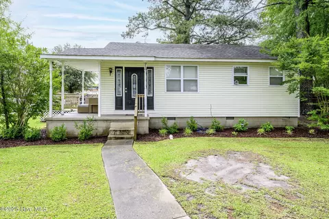918 Meadows St, New Bern, NC 28560