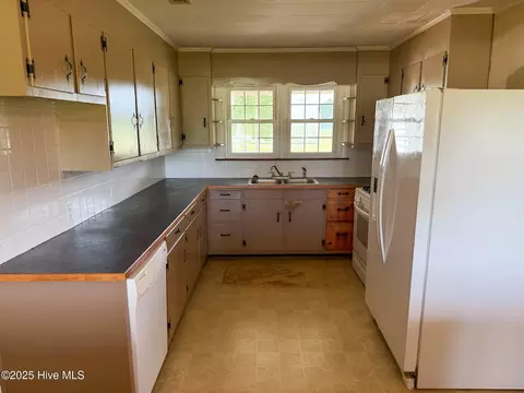 Kitchen - 17 Wheat Patch Rd, Belhaven, NC 27810 photo 1 of 2