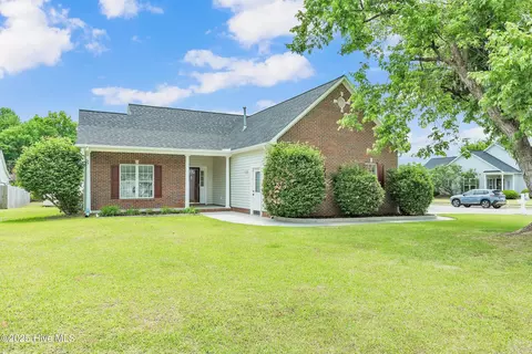 302 Fairmont Ln, Jacksonville, NC 28540