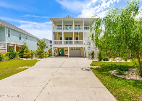 104 SE 32nd St, Oak Island, NC 28465