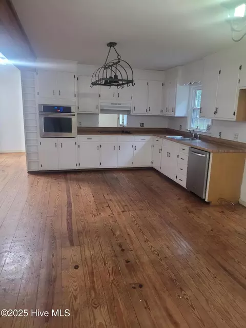 1810 Hickerson Cir, Deep Run, NC 28525 photo 6
