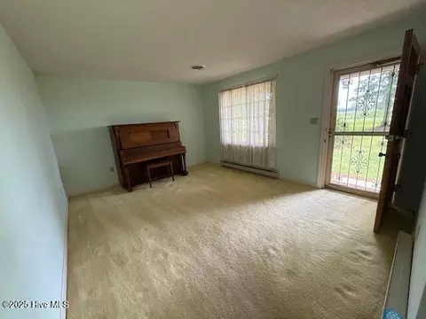 Living - 1060 Taylor Rd, Chocowinity, NC 27817 photo 1 of 3