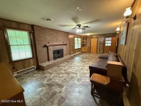 Living - 1060 Taylor Rd, Chocowinity, NC 27817 photo 3 of 3