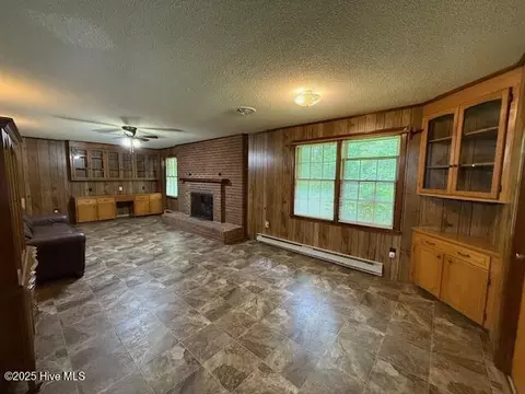 Living - 1060 Taylor Rd, Chocowinity, NC 27817 photo 2 of 3