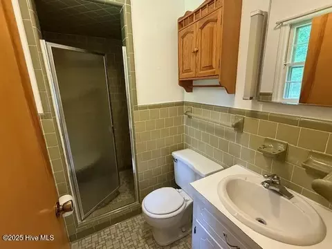 Bath - 1060 Taylor Rd, Chocowinity, NC 27817 photo 1 of 2