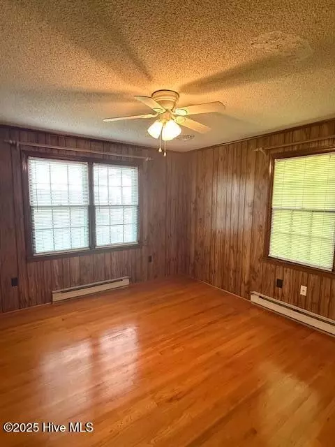 Bedroom - 1060 Taylor Rd, Chocowinity, NC 27817 photo 2 of 3