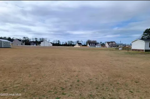 205 Magnolia Dr, Stella, NC 28582