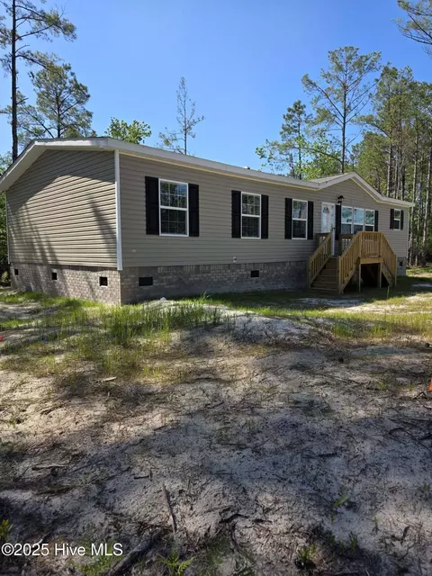 105 Brady Ln, Maple Hill, NC 28454