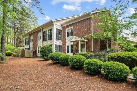 18 Pinehurst Manor Dr #E, Pinehurst, NC 28374