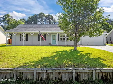 219 Zachary Ln, Hubert, NC 28539