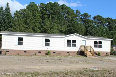 225 Mewborn Dr, Richlands, NC 28574