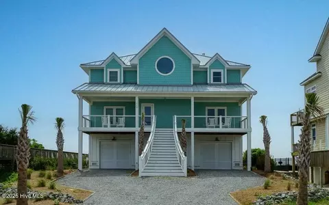 30 Porpoise Pl, North Topsail Beach, NC 28460