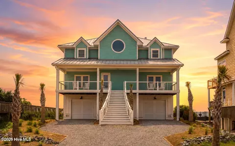 30 Porpoise Pl, North Topsail Beach, NC 28460