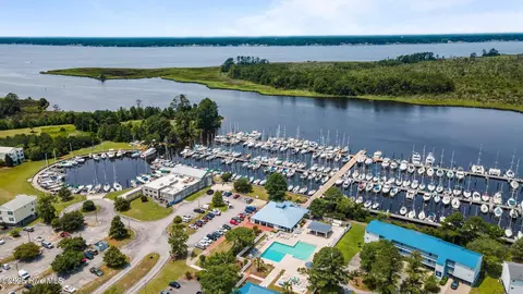 908 Crooked Creek Dr, New Bern, NC 28560