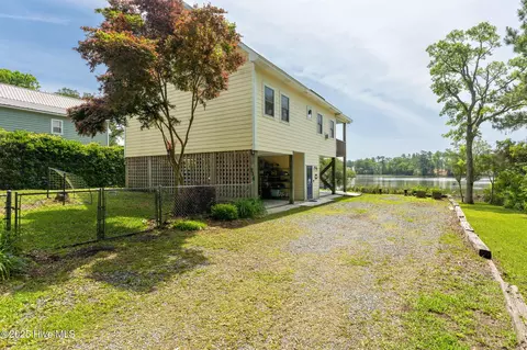 716 Bay Harbor Dr, Hampstead, NC 28443