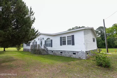381 Winery Rd, Sneads Ferry, NC 28460