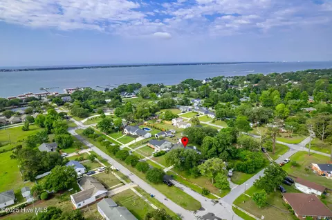 302 Mansfield Pkwy, Morehead City, NC 28557