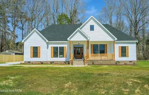 208 Crown Dr, Washington, NC 27889