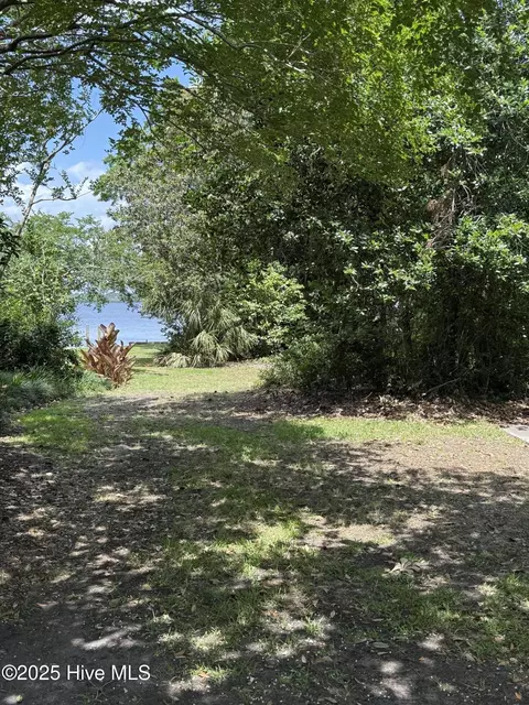 1704 River Dr, New Bern, NC 28560