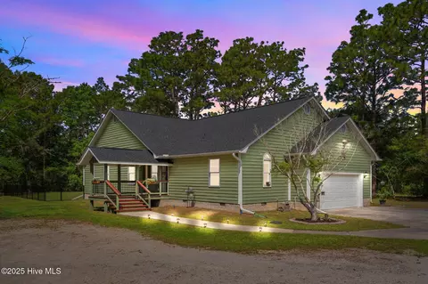 609 Birdie Ln, Southport, NC 28461