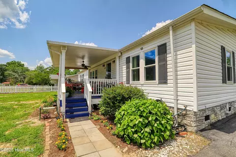679 Bay Harbor Dr, Hampstead, NC 28443