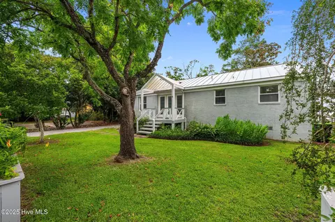 1702 River Dr, New Bern, NC 28560