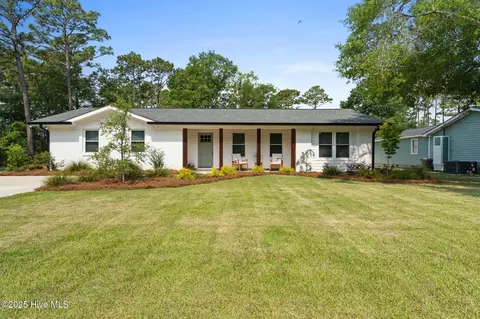 1015 E Moore St, Southport, NC 28461