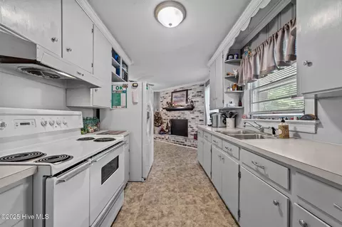 Kitchen - 143 Ballard St, Chocowinity, NC 27817 photo 4 of 4
