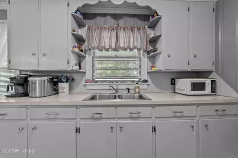Kitchen - 143 Ballard St, Chocowinity, NC 27817 photo 2 of 4
