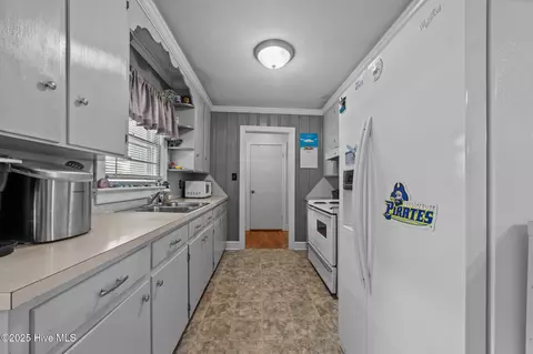 Kitchen - 143 Ballard St, Chocowinity, NC 27817 photo 1 of 4