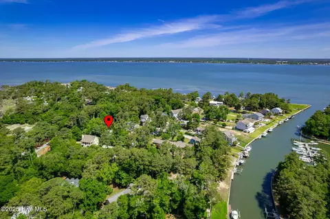 103 Arborvitae Ct, Pine Knoll Shores, NC 28512