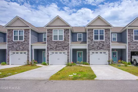 329 S Stingray Ln, Sneads Ferry, NC 28460