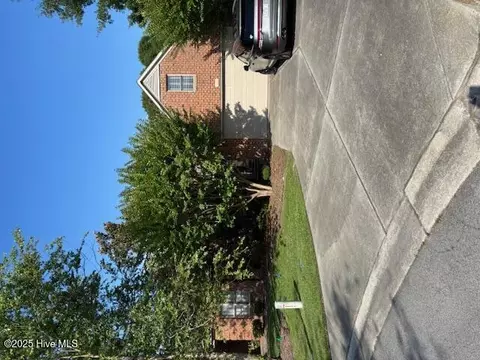 411 Village Green Ct, Trent Woods, NC 28562