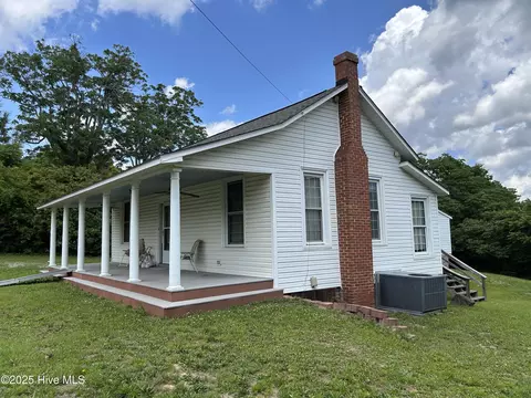106 W Barrett St, Carthage, NC 28327