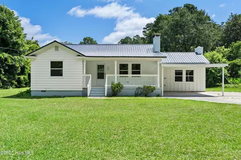 106 Forest Dr, Riegelwood, NC 28456