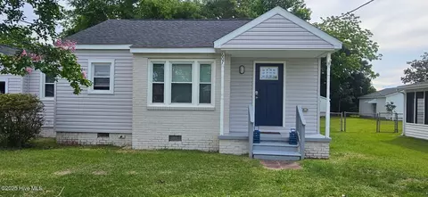 607 E Sabiston Dr, Swansboro, NC 28584