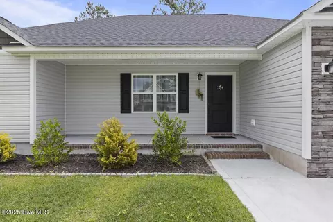 408 Wind Sail Ct, Sneads Ferry, NC 28460