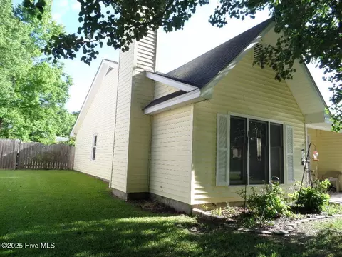 222 Rivershore Dr, New Bern, NC 28560