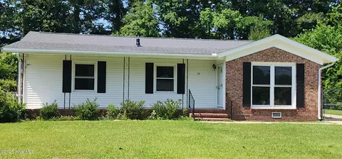 28 Berkshire Dr, Jacksonville, NC 28546