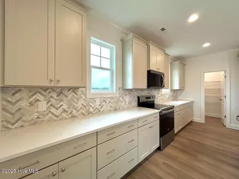 Kitchen - 802 Tupelo Tree Dr, Hubert, NC 28539 photo 3 of 7
